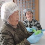 真剣に作業をされています！のサムネイル