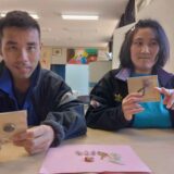 レジンを使った小物作りの様子のサムネイル