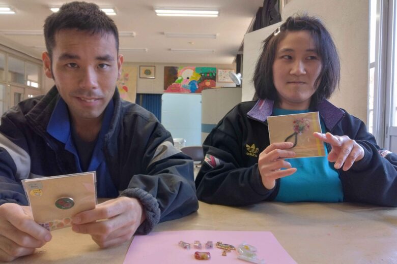 レジンを使った小物作りの様子のサムネイル