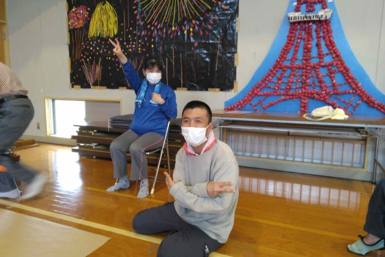 紙折り班の様子をどうぞ！のサムネイル